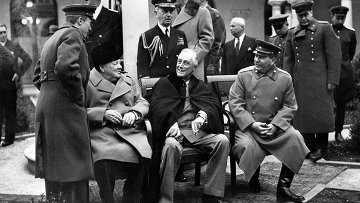 Премьер-министр Великобритании Уинстон Черчилль, Президент США Франклин Делано Рузвельт и Маршал СССР Иосиф Виссарионович Сталин на Ялтинской конференции. 1945